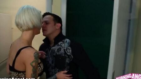 Um casal depravado fode no banheiro