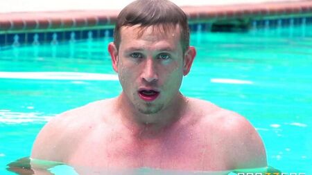 Eu decidi tomar banho de sol e fui fodido pela piscina