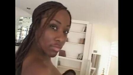 Um pau penetra na vagina de uma mulher negra
