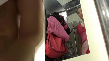 Espionou uma garota no vestiário da loja