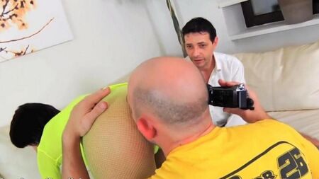 Lambeu entre as nádegas e depois coloque a bomba lá