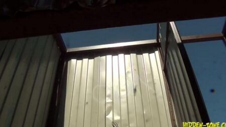 Câmera escondida atira em uma mulher em uma cabine de praia