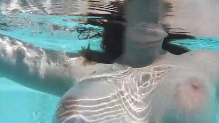 Masturba um vibrador na piscina