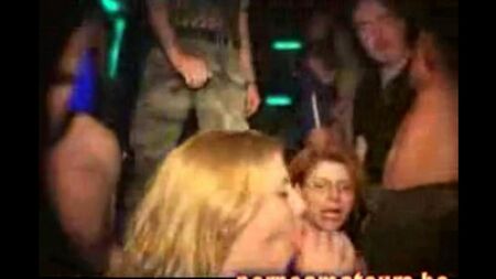 Garotas desbotadas descansam no clube