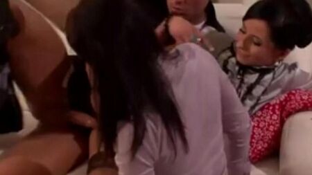 A secretária levantou a saia e abaixou a calcinha para uma buceta raspada