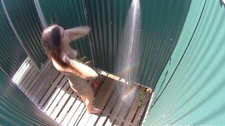 Câmera escondida no chuveiro de Camille