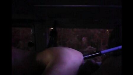 Máquina de sexo fodiu uma garota em anal