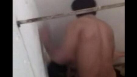 Sexo na cabine de uma boate em uma câmera escondida