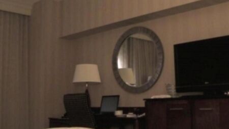 Ele trouxe uma prostituta para o hotel e começou a se despi a se preparar para o sexo