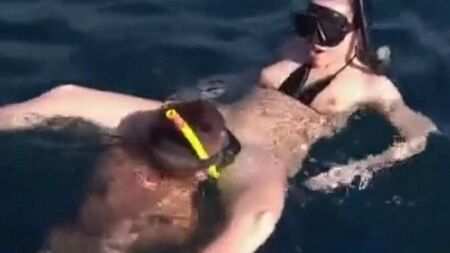 Aqualangistas fodem nas profundezas do mar