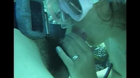 Under Water fode uma mulher com um púbis peludo