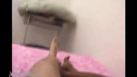 Young Black Mipple com um grande clitóris chupa pau branco