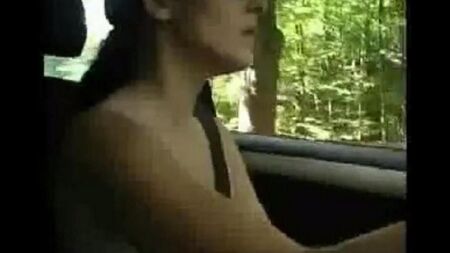 Mulher nua dirigindo um carro