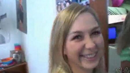 Papai instalou uma câmera escondida no quarto de sua filha