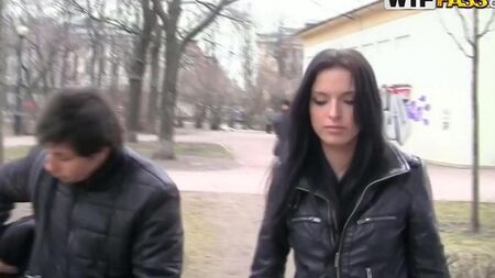 Pickupers russos se divorciaram de uma garota por sexo em um banheiro de café