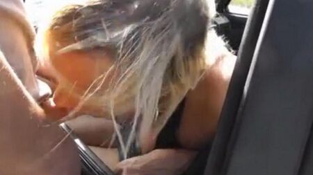 Leva um pau na boca e entra na bunda