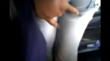 O cara tentou pisar as novilhas do bunda no ônibus