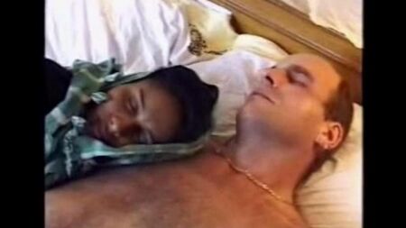 Uma mulher negra bêbada se rendeu a uma visita