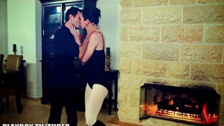 Faça sexo perto de uma lareira flamejante