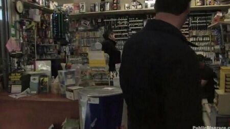 A garota estava fodida com severidade na loja