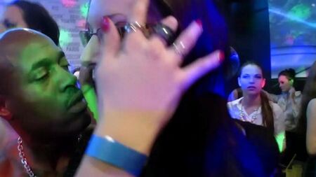 Mulheres fodem publicamente stripper