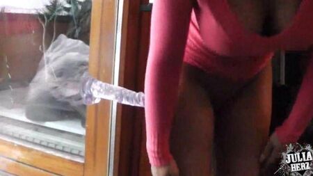 Garota com um caminhão basculante