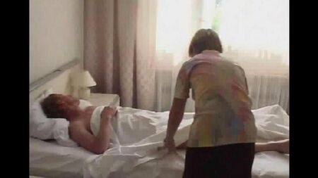 A filha acordou o pai adormecido e fodiu com ele