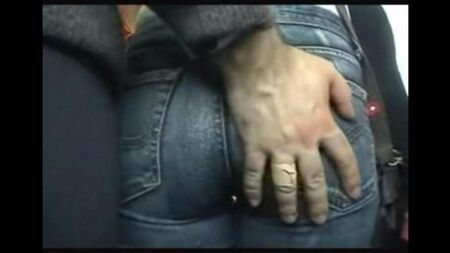 Esta não é a primeira vez que pata a garota no ônibus
