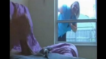 Uma mulher espreita para um homem sentado em uma ala e se masturbando de um membro