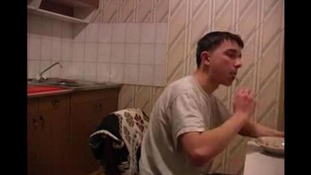 Mãe estuprada na cozinha, mais fria do que apenas incesto