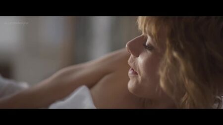 Sallie Harmsen nua (coberta) - Devils, 1.ª temporada (2020) HD 1080p Ver online / Sallie Harmsen - Devils