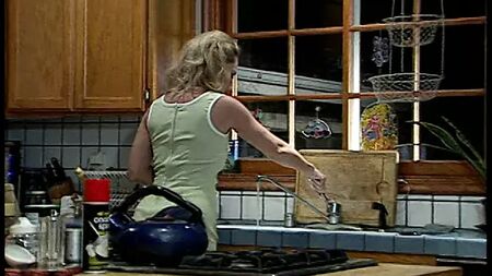 Uma jovem loira bonita foi seduzida pela sua amiga lésbica mais velha na cozinha