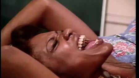 O meio-irmão fode a irmã negra na sua rata cor-de-rosa