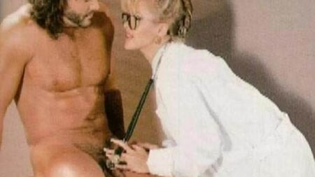 Qual é o nome da modelo MILF, médica e madrasta que apareceu na página central da Playgirl?