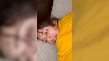 Fodi uma adolescente magrinha à canzana no meu sofá