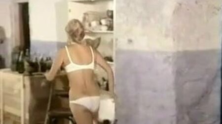 C. Alric num filme de 1980, com um biquíni de cetim branco