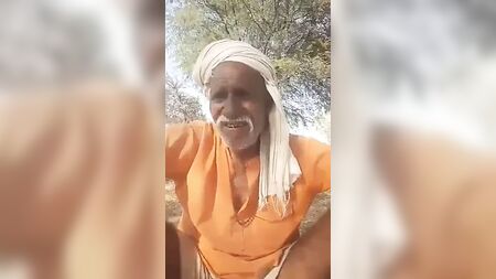 Um senhor indiano de idade, sem circuncisão