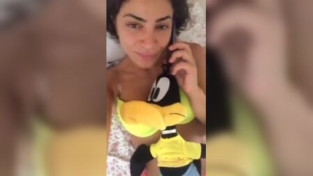 Serpil Cansız no Periscope: show de rabo com tanga