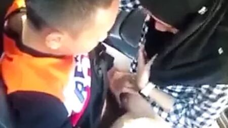 Malai - rapariga com um tudung e uma camisa xadrez