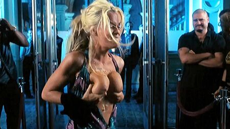 Jenny McCarthy nua com os seios à mostra num escândalo amoroso picante - PlanetCom