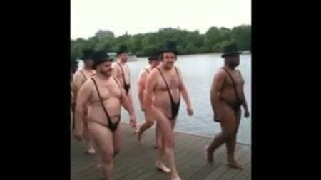Homens mais velhos em calções de banho fio-d'água