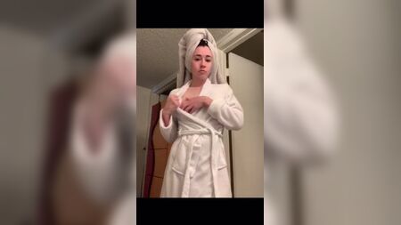 Audrey Bradford a mostrar o rabo e os seios