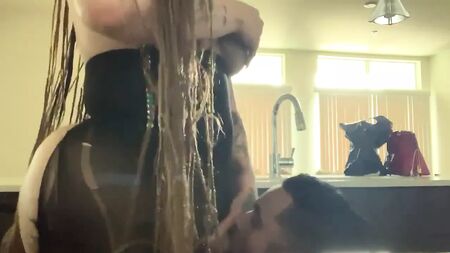 A travesti VH, com um rabo grande e rechonchudo, é chupada 2