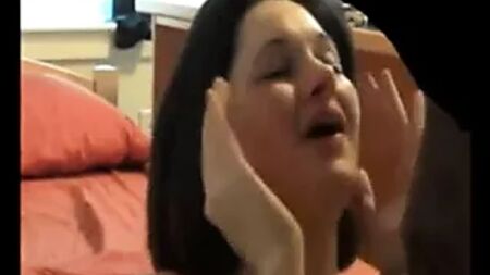 Uma jovem parecida com a Jennifer Lawrence implora por uma ejaculação na cara