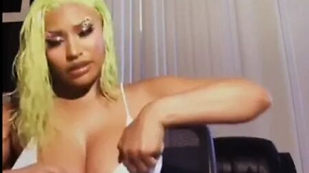 A Nicki Minaj a provocar-te com as suas mamas grandes
