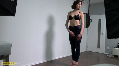 CzechCasting Zaneta - Massacre de esguichos num sofá branco! - Czech Casting Couch CzechAV MILF peituda, seios grandes, modelo natural