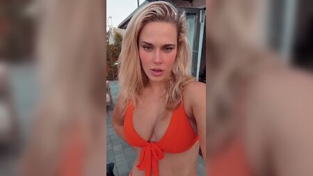 WWE - CJ Perry, também conhecida como Lana, num biquíni laranja