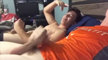 Adolescentes sensuais a masturbarem-se lado a lado numa festa do pijama