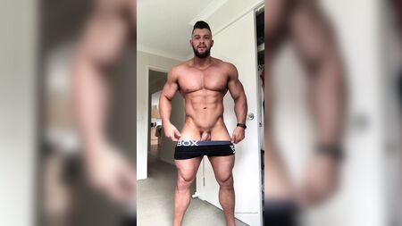 O musculoso fisiculturista australiano Nath Wyld a provocar