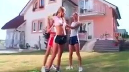 Meninas com calções brilhantes da Adidas e ténis desportivos